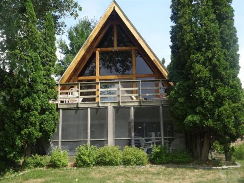 6082 Capitol Dr, Brooklyn, IA 52211-9523