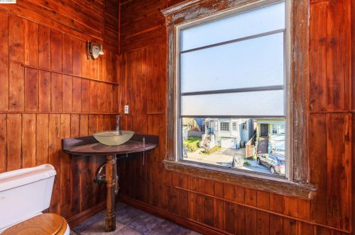 1115 Chestnut St, Oakland CA 94607-2874 exterior