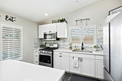 2869 Plaza Serena Dr, Rialto CA  92377-3437 exterior