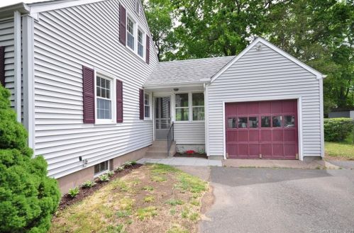 15 Middle Dr, Windsor Locks, CT 06096-1317