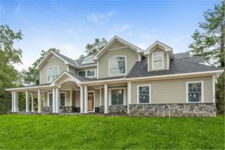 107 Gristmill Ln, North Hills, NY 11030-1109