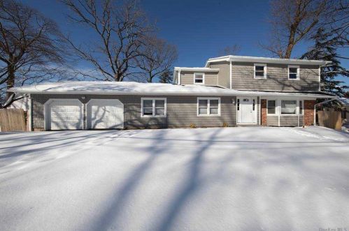 204 1st Ave, Elwood, NY 11731-3504