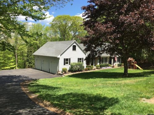 35 Chris Dr, Uncasville, CT 06382-1138