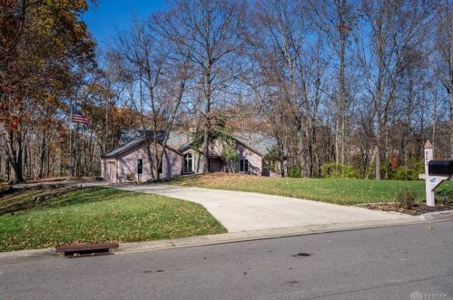 902 Country Club Dr, Cincinnati, OH 45245-2826