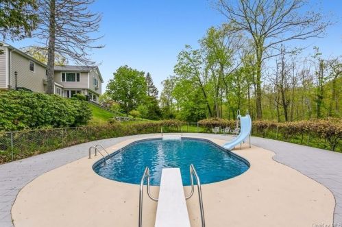 68 Wood St, Mahopac NY  10541-4904 exterior
