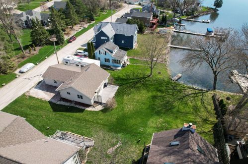 28725 Mulberry Ln, Waterford, WI 53185-1709