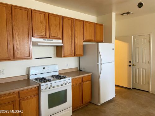 6860 Yellow Star Dr, Tucson, AZ 85756-5157