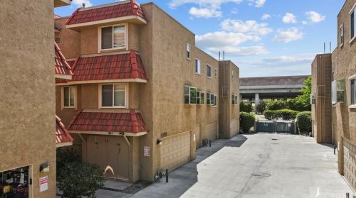 17930 River Cir, Santa Clarita CA  91387-4208 exterior
