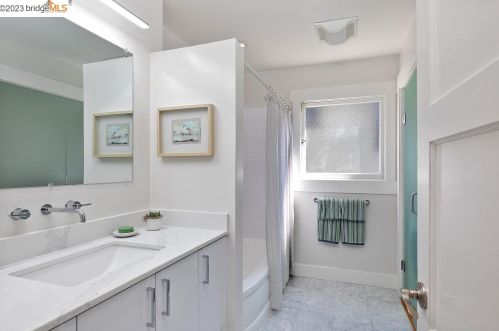 6361 Ascot Dr, Oakland CA 94611-1710 exterior