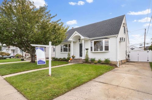 270 Devonshire Dr, New Hyde Park, NY 11040-3529