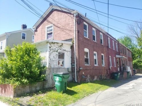 1 Brick Row, New Hamburg, NY 12590-1601