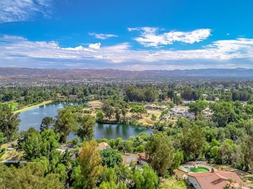 1229 Carmel Dr, Simi Valley CA 93065-4118 exterior