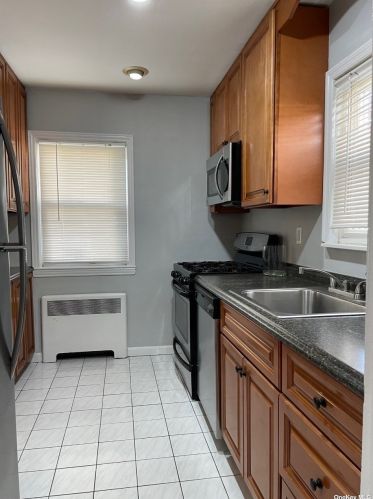 46 Beechwood Ln, New Hyde Park NY  11040-2106 exterior