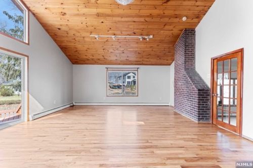 17 Hickory Dr, Oakland NJ  07436-2519 exterior