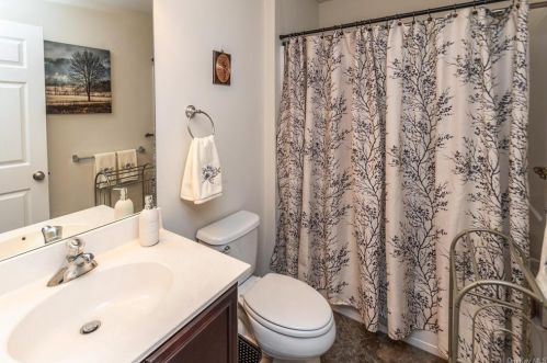 1214 Hustis Dr, Fishkill NY  12524-4968 exterior