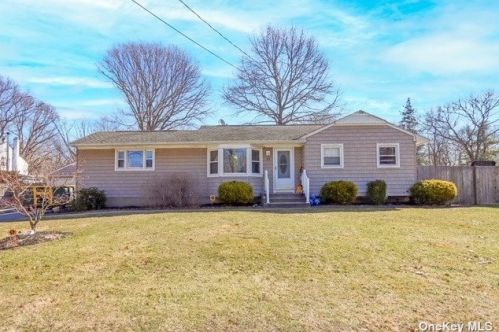 23 Joan Ave, South Setauket, NY 11720-4430