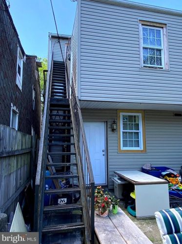 1216 Derry St, Harrisburg PA 17111-1141 exterior