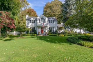 261 Dogwood Ln, North Hills, NY 11030-1642