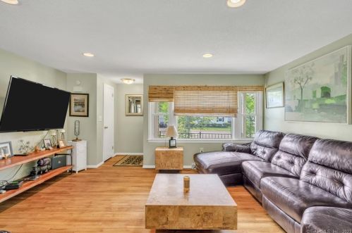 35 Keeney St, Manchester CT 06040-7054 exterior