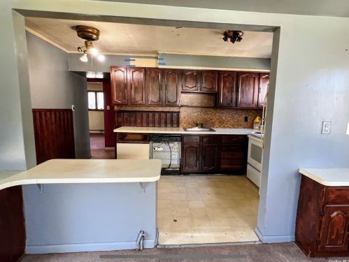 11 Florida Ave, Copiague, NY 11726-3303