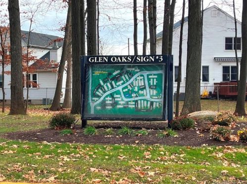 808 Cypress Rd, Hartford CT  06111-5615 exterior