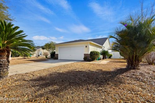 4 Lakeside Dr, Bluffton SC  29910-8015 exterior