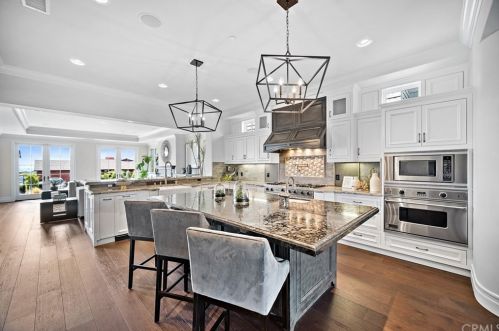 920 Kings Rd, Newport Beach CA  92663-5718 exterior