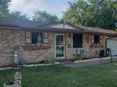 820 Sunnybrook Dr, Burleson, TX 76028-5218