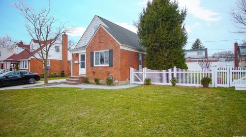 22 Newburgh St, Floral Park, NY 11003-4922