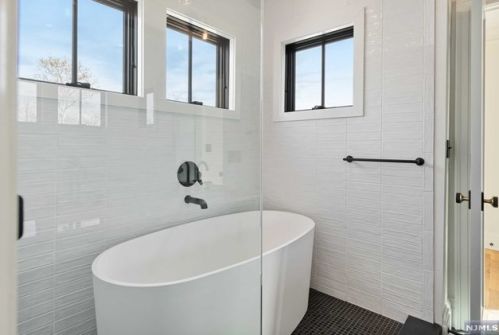 11 Lasher Ln, Edgewater NJ  07020-1403 exterior