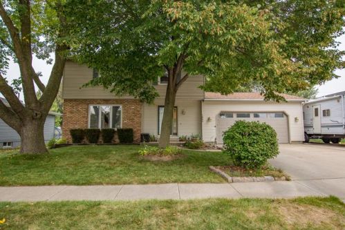 1062 Cress Pkwy, Hiawatha, IA 52233-1838