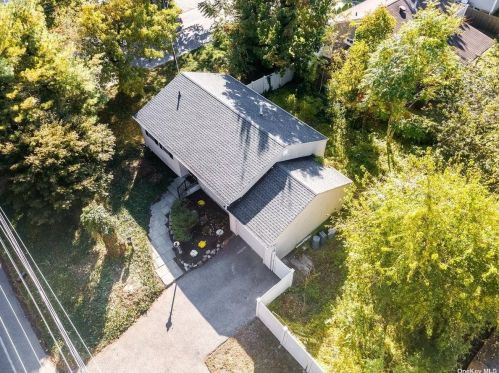 812 Larkfield Rd, Elwood NY  11731-6503 exterior