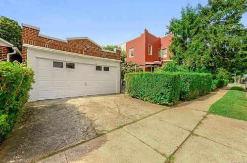 2340 Laconia Ave, Bronx NY  10469-1441 exterior