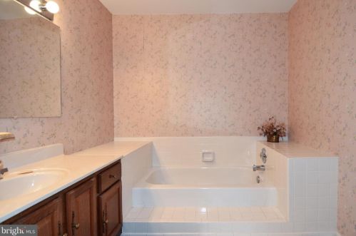7833 Painted Daisy Dr, Springfield VA  22152-3850 exterior