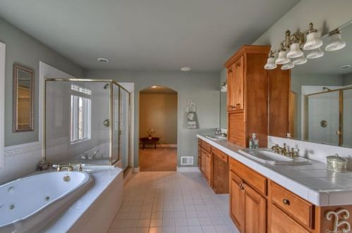 8 Silo Ln, Warwick NY  10990-2872 exterior