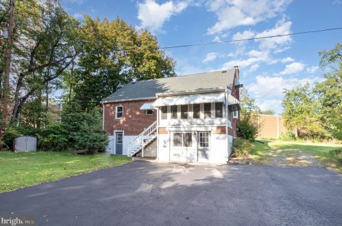 300 Lockwillow Ave, Harrisburg PA  17112-2557 exterior