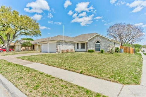 7900 Berrybrook Dr, Fort Worth, TX 76148-1507
