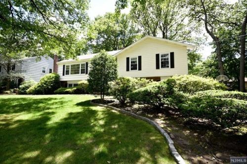 26 Connor Dr, Englewood NJ  07632-2103 exterior
