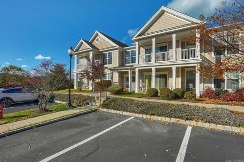 804 Saratoga Ln, Fishkill, NY 12524-4927