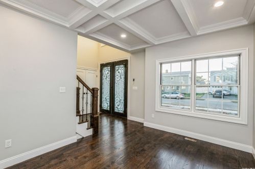 57 Bobwhite Ln, Hicksville NY  11801-4520 exterior