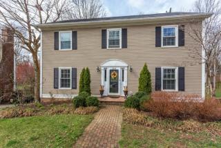 2344 Woodfield Cir, Lexington, KY 40515-1201