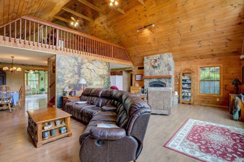 1883 Hunters Ridge Dr, Stonelick, OH 45103-2659