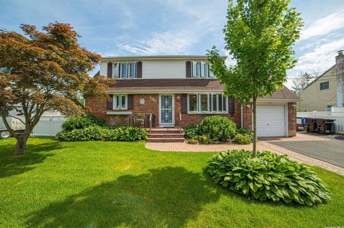 420 Spruce Ave, West Islip, NY 11795-2712