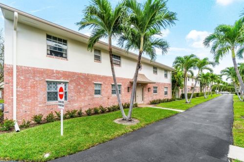 2023 Seacrest Blvd, Boynton Beach FL  33435-6831 exterior