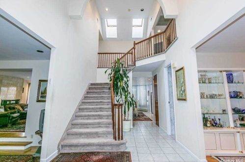 2 Patsy Pl, Great Neck, NY 11023-1449