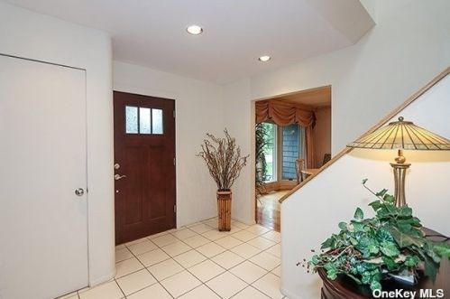 18 Montgomery Pl, Muttontown, NY 11753-1404