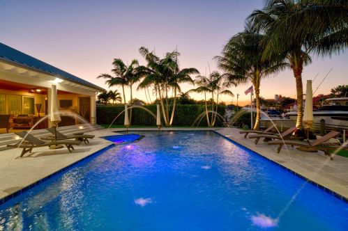 2385 Edgewater Dr, West Palm Beach, FL 33410-2524