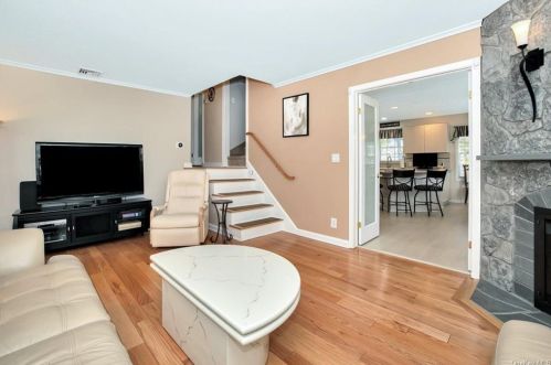 255 Kensico Rd, Thornwood NY  10594-1656 exterior