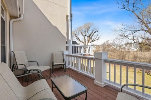 1 Doral Grn Dr, Rye Brook NY  10573-5405 exterior