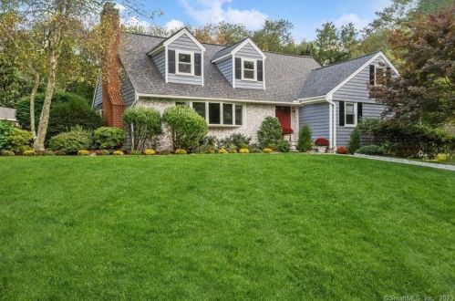 71 Bartina Ln, Stamford, CT 06902-1716